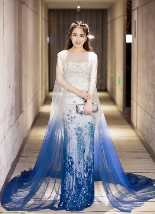 马苏这裙子是拖到染缸里去了?看起来色差也太大了，却意外好看!