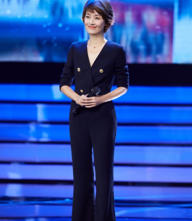 马伊琍身穿一袭抹胸长裙，实力上演腰间突出，只怪花纹设计太奇葩