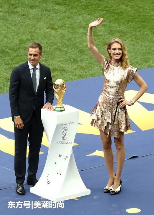 法国夺冠，LV太子妃水果娜笑到合不拢嘴，世界杯闭幕最幸福超模
