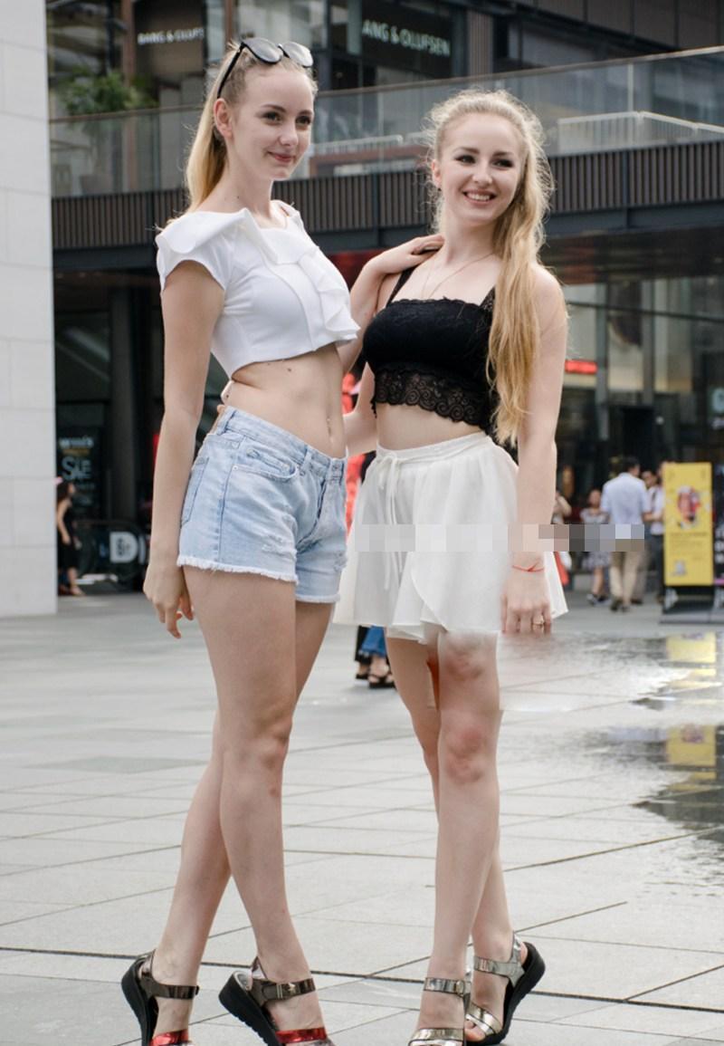 时尚穿着：穿低胸包臀裙的姐妹, 在夜幕下显得十分迷人