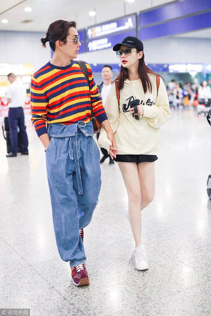 甜过热恋！戚薇与老公李承铉机场牵手撒糖  “下衣失踪”露雪白美