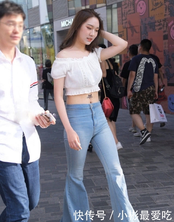 『展现』如果一件抹胸装不够美,那就再加一条喇叭裤