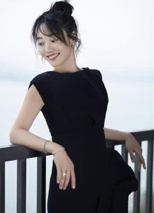 白百何登台献唱，裙子都快开到腰上了，黑礼服、大白腿赚足眼球