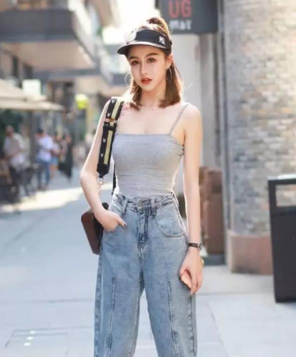  小美女：街拍：香娇玉嫩的小美女，身穿白色长裙，笑容甜美可爱