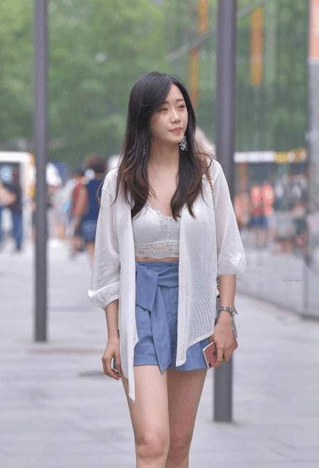 街拍:成熟韵味的打底裤美女,穿出女性自信美感,吸引力十足!
