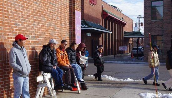 大量华人从美国回来，背后原因令人气愤，网友：走了就不要回来