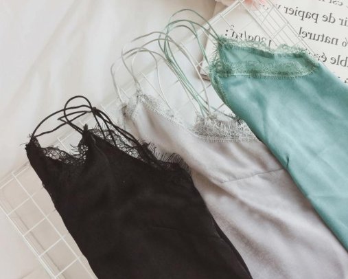 厉害了我的老婆，穿这样的睡衣就在房间走来走去，美得不像话