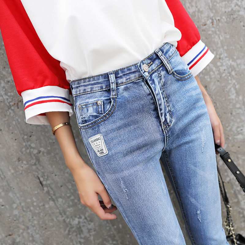 穿裙子不一定好看，但上街学她们穿牛仔裤，那叫一个优雅高挑