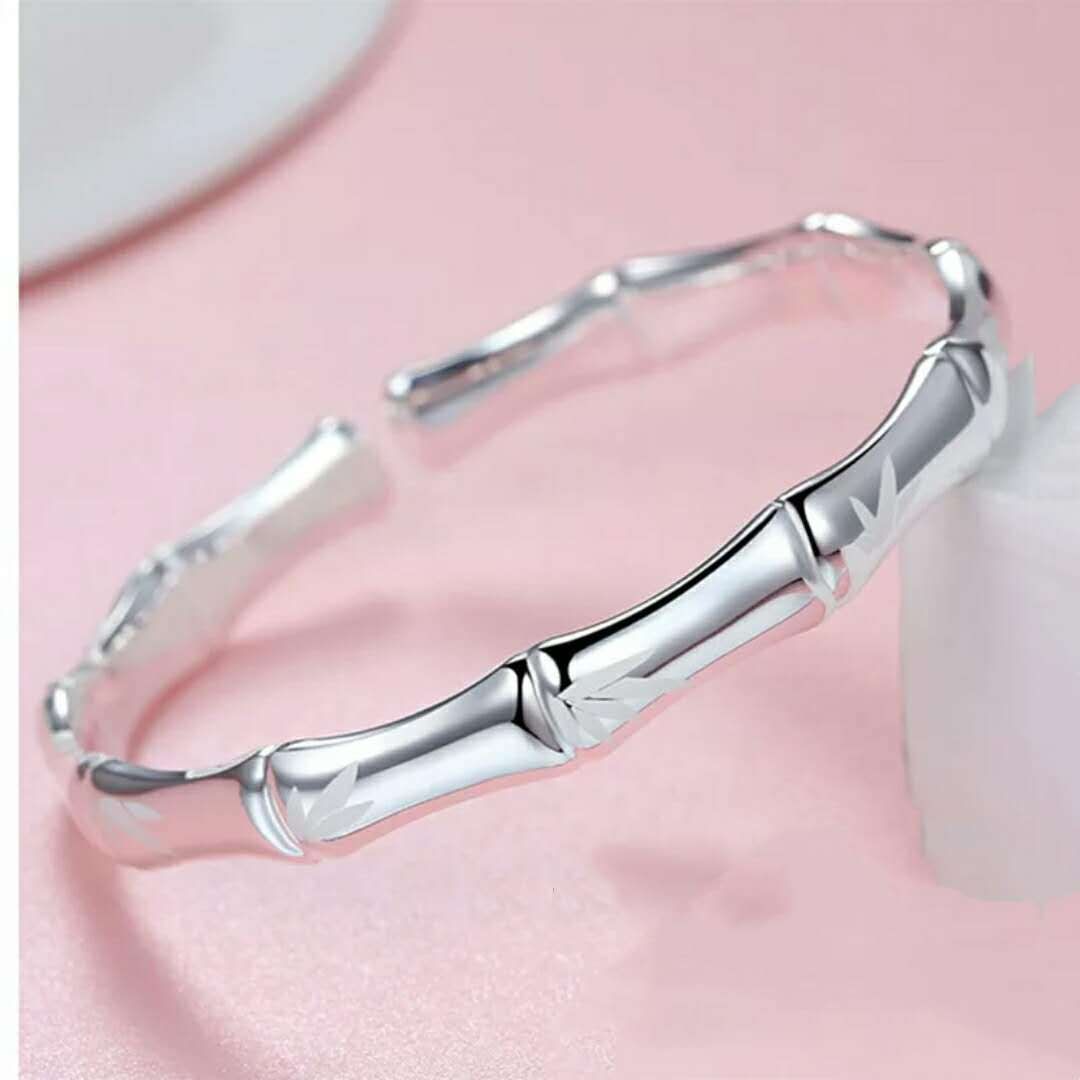 手镯也不是随便戴的,这样做既美观大方,又可保家人平安,显气质