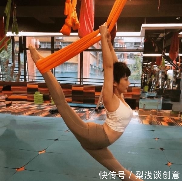  蔓见@前港姐李松蔓见雪太兴奋，凌空一字马造型夸张！网友：第一次见？