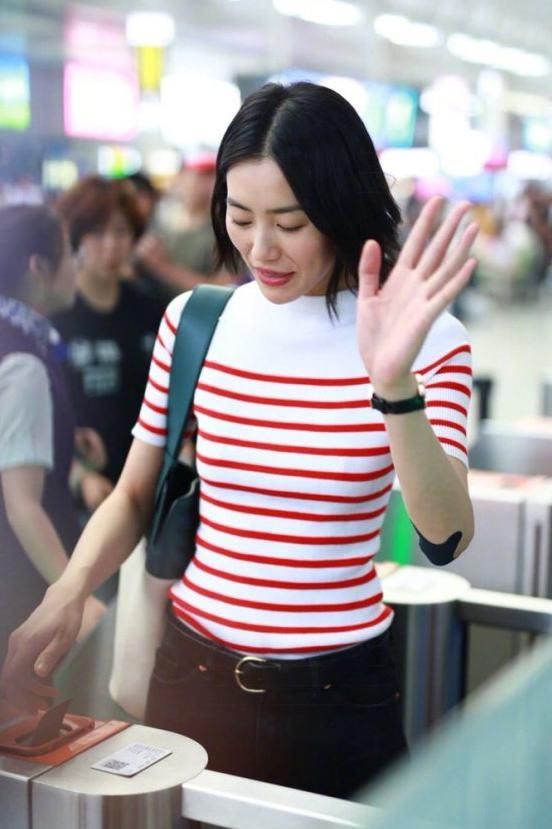 178刘雯齐肩短发现身机场,清新甜美,网友:笑起来被酒窝醉倒