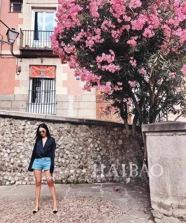 小个子夏日穿搭特辑!身高不足160cm的她们，怎么穿才能显高又时髦