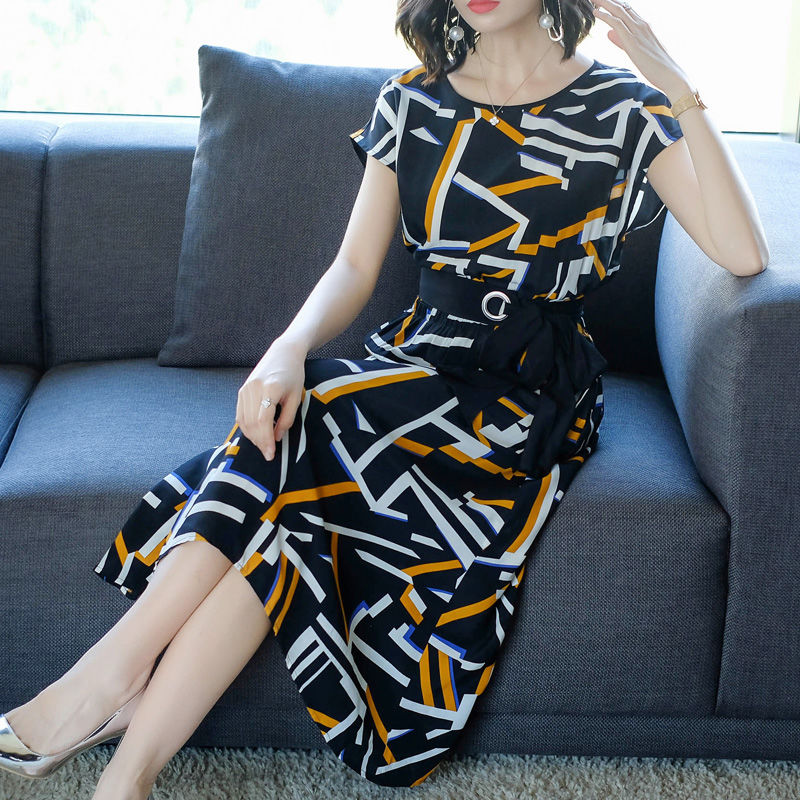 这连衣裙的确有点贵，但不得不说:真洋气!四五十岁女人穿美爆了