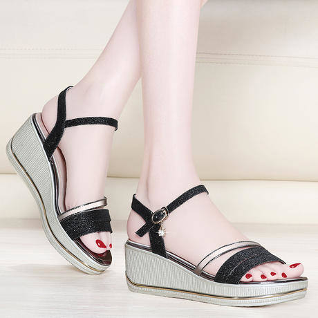 平底鞋嫌矮，高跟鞋嫌累脚，不妨试下今年的坡跟鞋，显高不累脚