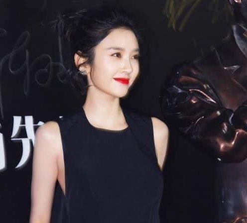 本以为唐艺昕穿“最保守”裙子出门，转身后张若昀都害羞了！