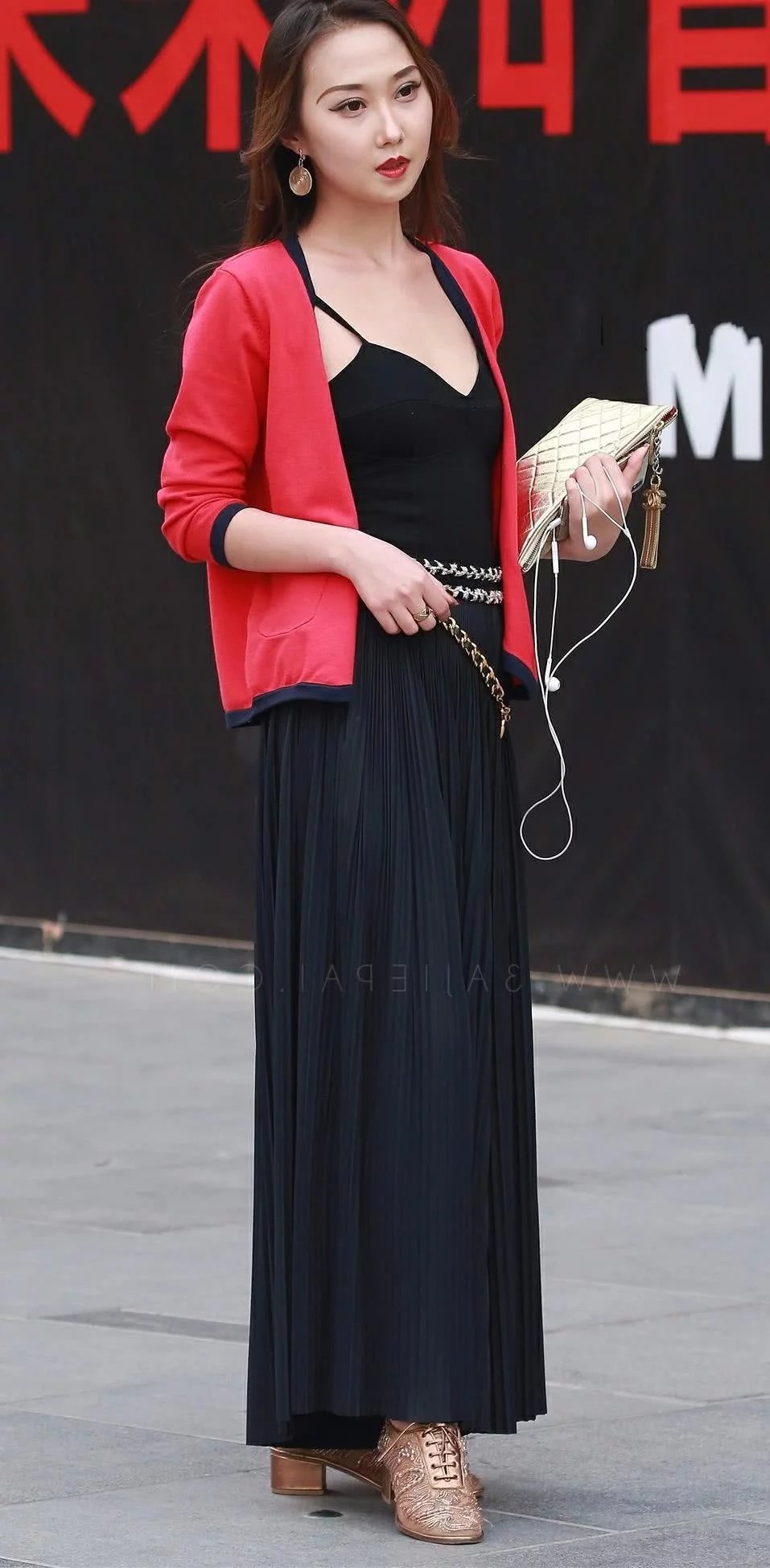 小姐姐黑色小吊带尽显轻熟女范儿,回眸一笑,看呆了路边的大哥哥