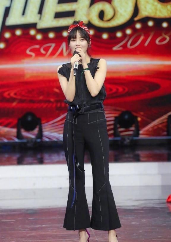 辛芷蕾的镂空白T真给力，性感又显腰，网友：容易让人犯强迫症！