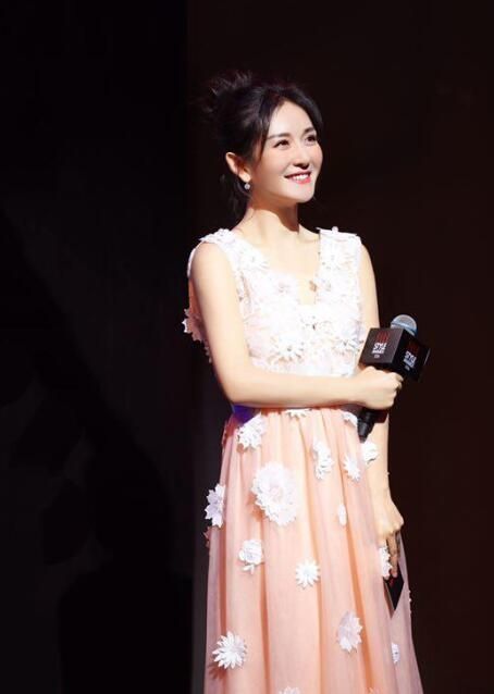 谢娜穿仙女裙好美，林允碎花裙显土，郑爽简直就是一股清流