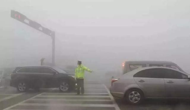  【大雾】大雾天老司机都这样开车，学会不吃亏，即安全又简单，新手请注意