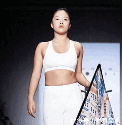 王菊T台秀忘化眼妆, 御姐瞬间变成邻家妹, 肚子上赘肉更抢镜