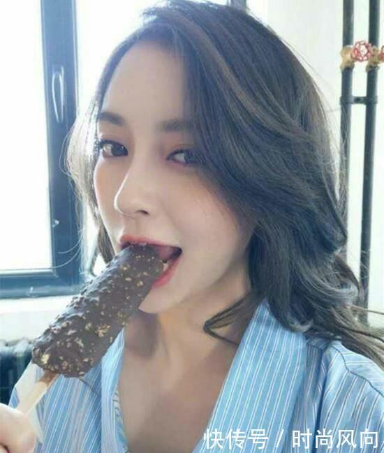 明星吃雪糕照片曝光，杨颖吃的好假，邓超吃的夸张，就他吃的最真