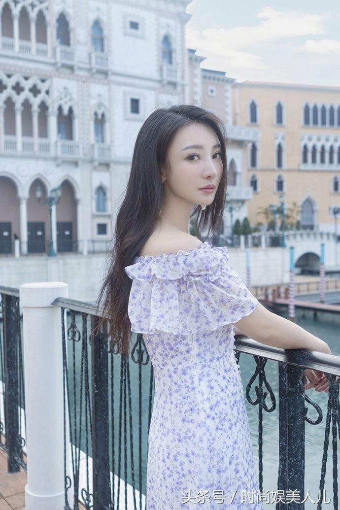 柳岩以都市伊人形象现身，她挑战三套不同风格的裙装，美艳众人!