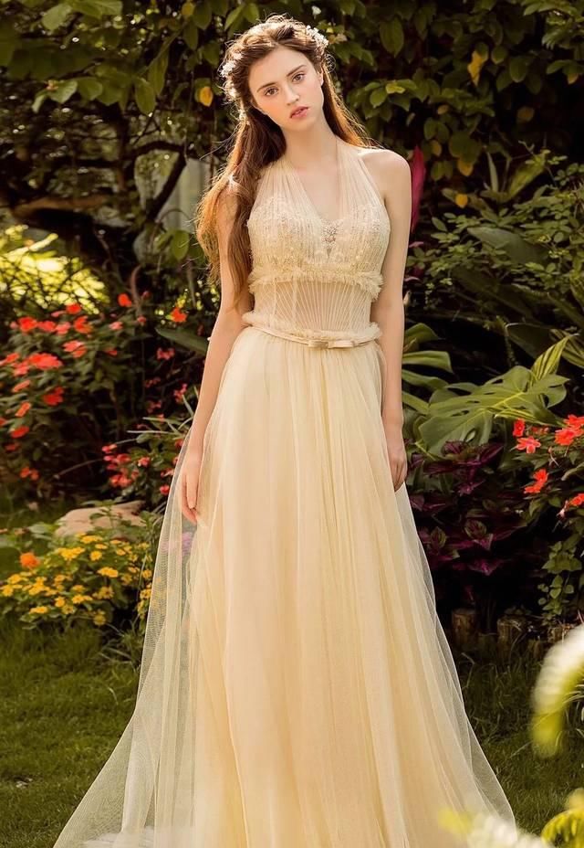  婚纱：婚礼当天婚纱礼服要选几套？答案在这儿！
