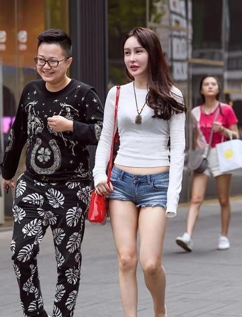 「美女」街拍:秀丽端庄的美女,一件红色风衣配黑色打底裤,时尚魅力气质