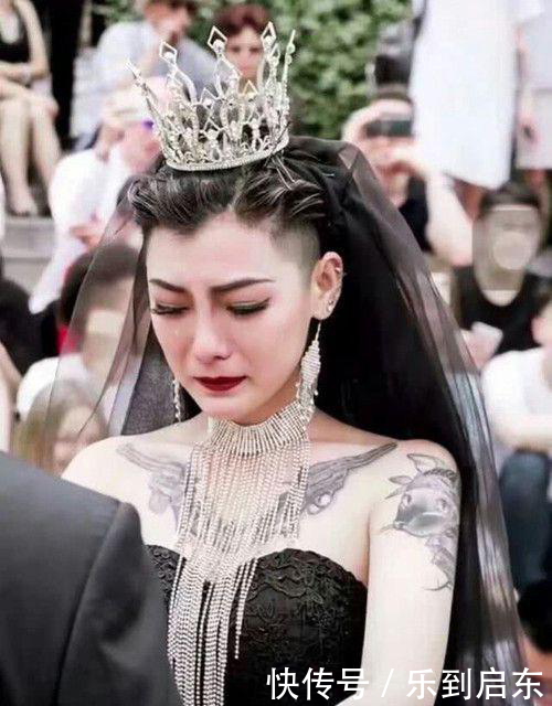 抖音黑婚纱网红素颜超美，虽有纹身在夜店工作却是贤惠妻子