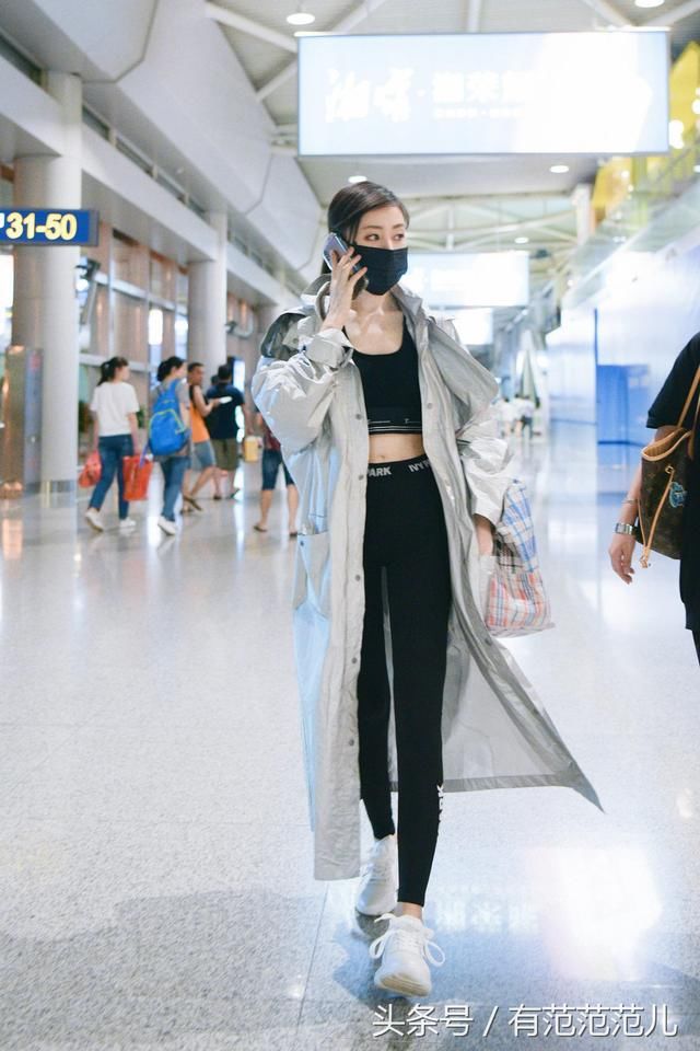 张天爱直接穿运动背心出门，惹得大叔频回头，网友：这腰可出道了