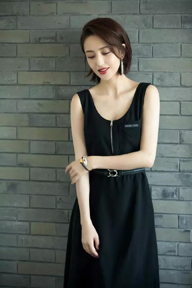 佟丽娅短发接长发不像本人，网友:短发好看，长发有点网红脸