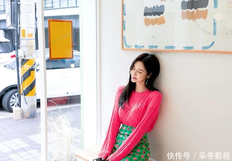  小姐姐：粉红羊毛衫，绚丽方格短裙，时尚小姐姐，甜美文静