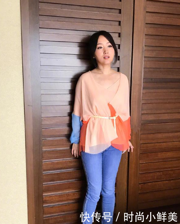47岁杨钰莹为何被称为不老女神？一袭蓝色连衣裙，17岁的感觉