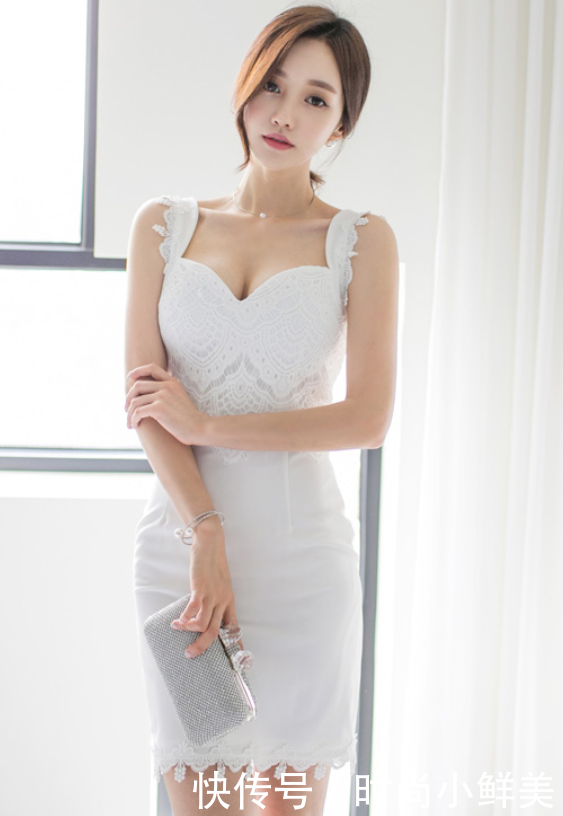 御姐范十足的紧身裙美女，散发出岁月之美，很有吸引力！