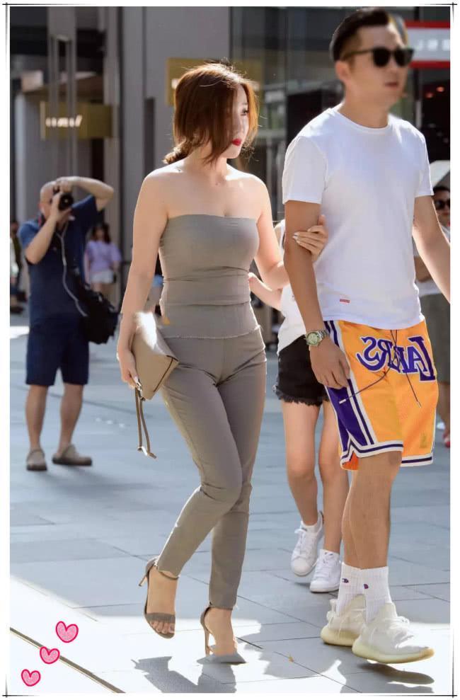 街拍：妹子为什么把紧身裤穿出褶皱，可能只有你旁边的帅哥知道