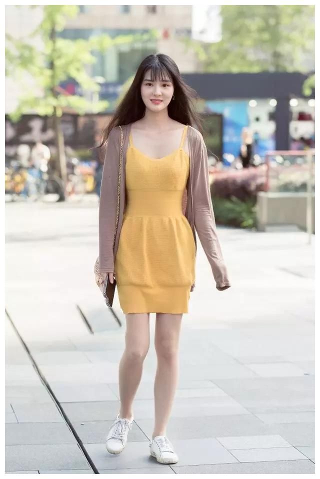 街拍:魅力全开的美女，让人心动不已!