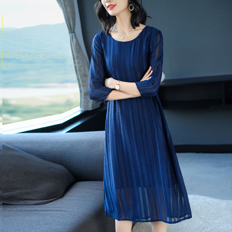 小姨都45了还这么会穿，出门必备连衣裙，美嫩如少女，人人都夸