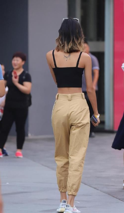 「喜欢」女神潮范儿美搭!街拍:最喜欢欣赏女人的背影,尤其是夏季!