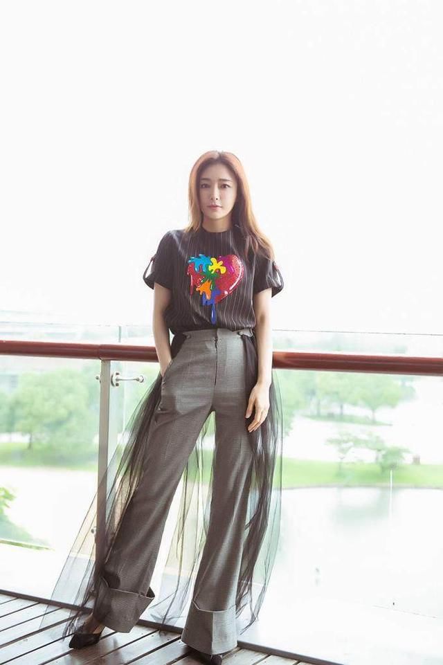 阔腿裤挂薄纱看不懂?秦岚刘惜君却抢着撞衫，网友:这是个性!