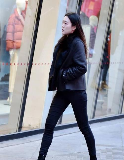 『风采』美女时尚街拍:丰标不凡的小姐姐,一件黑色吊带配黑色短裤,时尚魅力风采