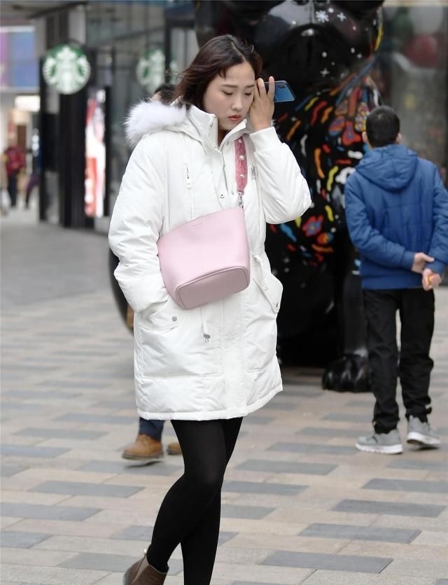  冬季：冬季的羽绒服，选择长款还是短款，时尚姑娘有自己的搭配技巧