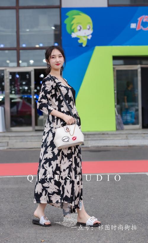 街拍：魅力十足的时尚美女，走起路来都带风。