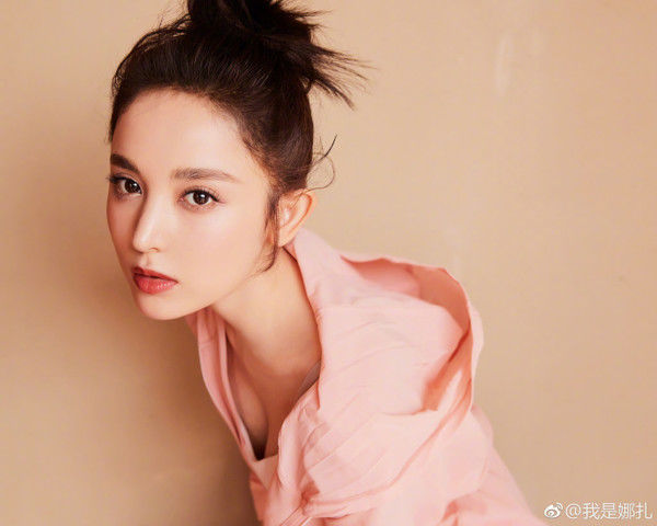 娜扎这本发型教科书也踩雷了?这样扎丸子头简直自寻死路...