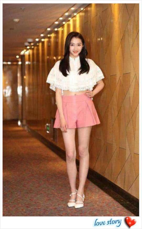 路人镜头下的关晓彤，肤白貌美大长腿，网友：看得我挪不开眼！