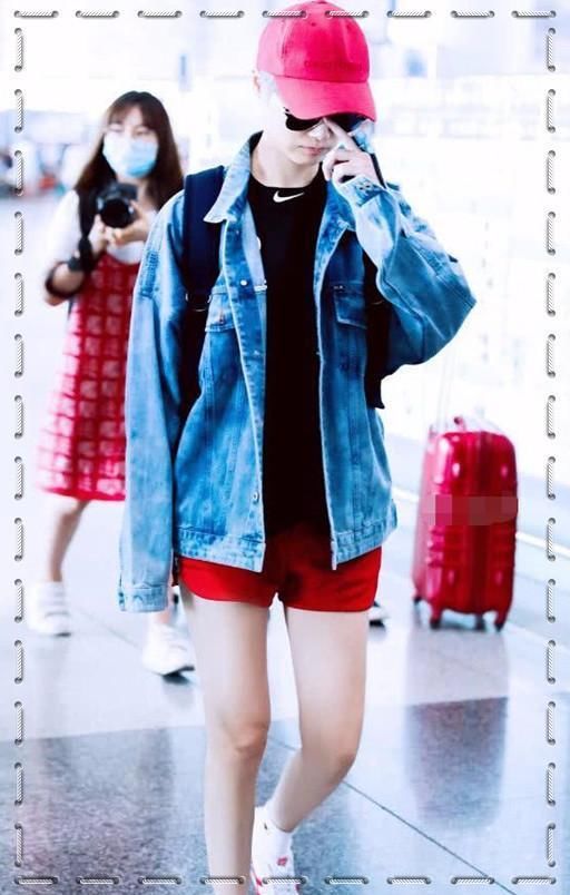 当李宇春和乔欣同穿牛仔外套，网友：这就是假小子和真女神的差距