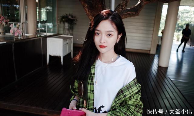 #感好#吴宣仪元气感好强,穿绿色格纹衬衫美到心坎,不愧是90后当红小花