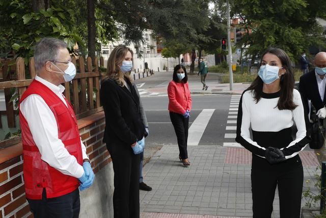  时髦：西班牙王后终于走出屏幕，一身黑白配时髦又大气，却败在了裤子上
