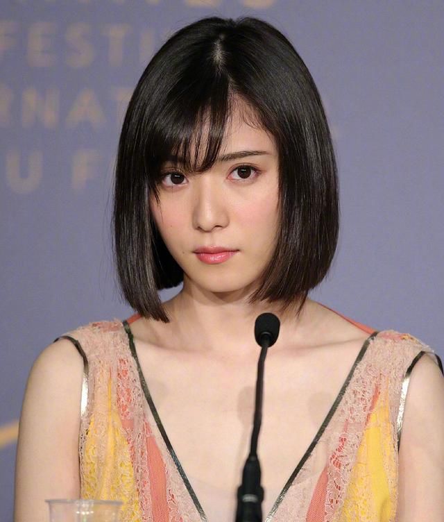 杨幂拍写真把三万的裙子穿出温柔，何穗慵懒，娜扎却搭得一本正经