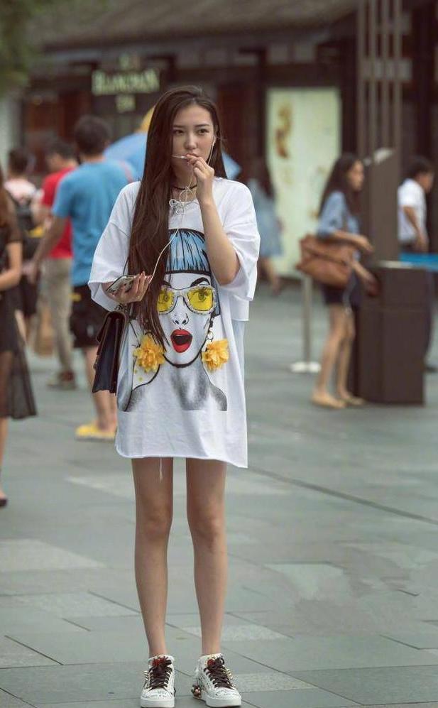 街拍 美女街头风的修身超短裤，大秀又长又直的双腿 尽显曼妙！