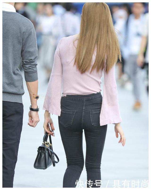 微胖小姐姐紧身装裹出柔美身段，和男友走在一起被宠成小公主